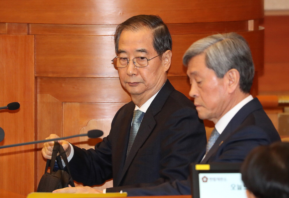 Prime Minister Han Duck-soo (left) attends the first hearing of the impeachment trial held at the Constitutional Court on the 19th to prepare for the hearing. Yonhap News Agency
