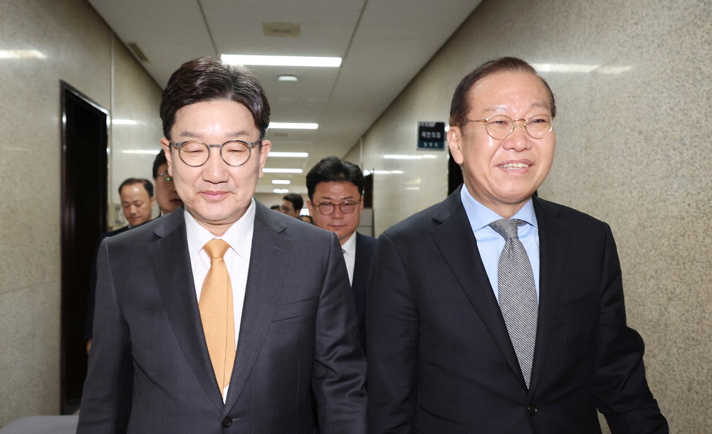 Kwon Young-se, chairman of the People's Power Emergency Response Committee (right), and floor leader Kwon Sung-dong are moving with bright faces after a press conference on the 24th regarding the dismissal of Han Deok-soo, acting president and prime minister. Yonhap News Agency