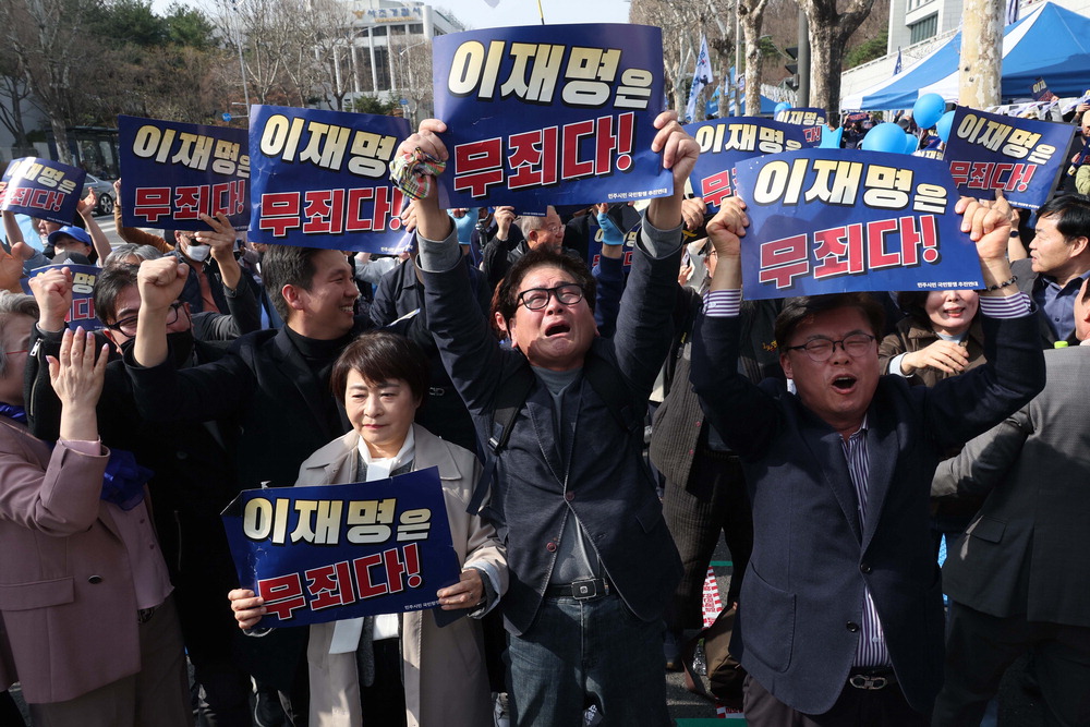 기뻐서 울고… 이재명 더불어민주당 대표 지지자들이 26일 서울 서초구 서울중앙지방검찰청 앞에서 이 대표의 공직선거법 위반 사건 항소심에서 무죄 판결이 나온 이후 환호하고 있다. 한주형 기자