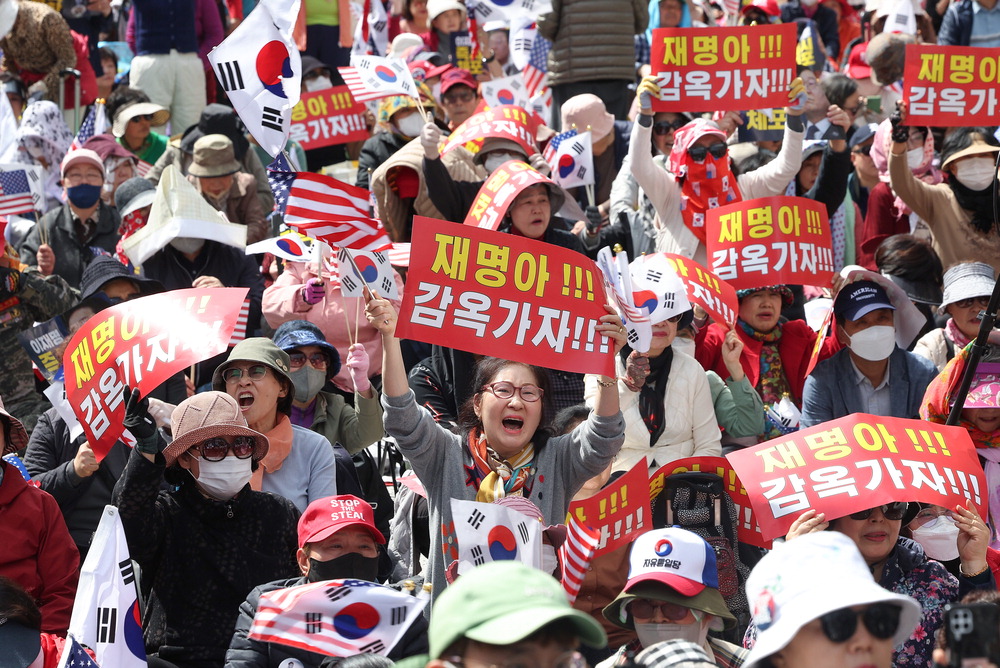 气得哭… 26日,共同民主党代表李在明在首尔瑞草区首尔中央地方法院附近举行集会,敦促拘留李代表。 韩联社