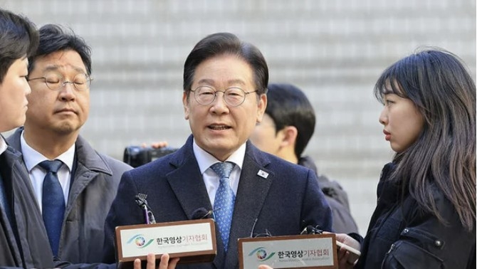 이재명 더불어민주당 대표가 26일 서울고등법원에서 열린 공직선거법 위반 혐의 사건 2심 5차 공판에 출석하며 취재진 질문에 답하고 있다. [사진 = 연합뉴스]