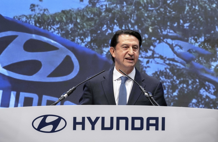 Hyundai Motor President Jose Munoz greets at the 55th Hyundai Motor shareholders' meeting held at L Tower in Yangjae-dong, Seoul on the 20th. Hyundai Motors