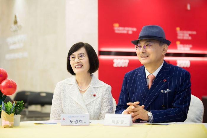 Atomy Chairman Park Han-gil (right) and Vice Chairman Do Kyung-hee. Courtesy of Atomy