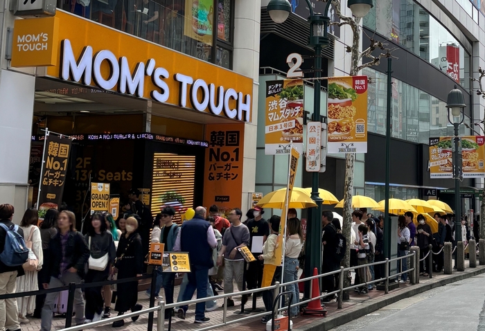日本東京渋谷にある「マムスタッチ渋谷店」にお客さんが長く並んでいる。 <マムズタッチアンドカンパニー>