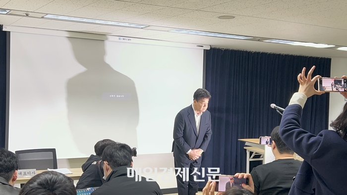 Jongwon Baek, CEO of The Bone Korea, appeared at the first shareholders' meeting held on the 28th. [Reporter Byun Deok-ho]