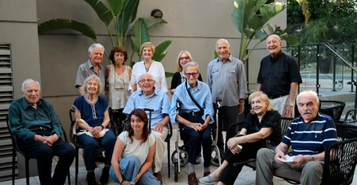 Older people who participated in an offline gathering of the Argentine podcast '90 and beyond'. At the far left of the back row is the podcast operator Alberto Chav. LinkedIn